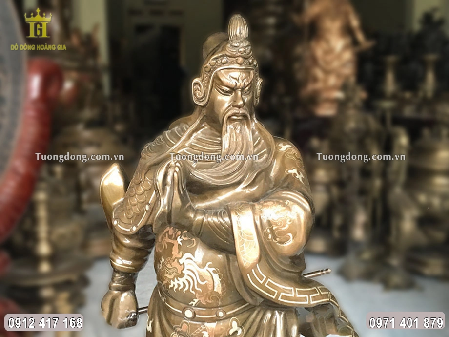 Gương mặt uy nghiêm của ông được chạm khắc sắc nét